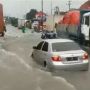 Pemobil Dibikin Tak Berdaya Saat Terjang Banjir, Sopir Truk Jadi Sebabnya