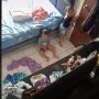Anak Terkunci di Kamar, Emak Panik Panjat Lubang AC Bikin Publik Salfok