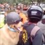 Viral Video Anjing Pakai Masker, Warganet: Manusia Maskernya Melorot