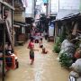 Bolos Sekolah Daring, Anak-anak di Kebon Pala Asyik Main Air Banjir