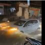 Viral Mobil LCGC Terobos Banjir, Endingnya Sungguh Mengejutkan