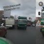 Viral Truk Jalan Mundur Bikin Bingung, Akhirnya Mengejutkan
