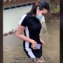 Gadis Cantik Viral saat Banjir, Warganet: Jiwa Penolongku Meronta-ronta