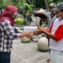Peringati HPN, Jurnalis Jogja Bagikan Nasi Kotak ke Supir Becak Malioboro