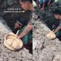 Momen Anak Kumandangkan Azan untuk Jenazah Ayahnya
