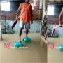 Unik! Bapak Ini Ubah Kursi Plastik Jadi Sandal Anti Banjir, Warganet Salut