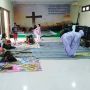 Viral! Seorang Wanita di Kudus Lakukan Salat di Gereja
