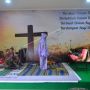 Viral Foto Wanita Korban Banjir Kudus Salat di Gereja, Publik Ikut Terharu