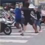 Aksi Brutal Pengamen Adu Jotos dengan Pemotor, Diduga Maksa Minta Jatah