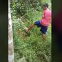 Cari Rumput Menggunakan Kaki, Perjuangan Pemuda Ini Bikin Warganet Terenyuh