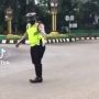 Aksi Polisi Bantu Menyeberangkan Jalan Jadi Sorotan, Warganet: Keren Pak!