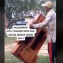 Kisah Sedih Penjual Lemari Jalan Kaki Pikul Dagangan, Susah Dapat Pembeli