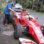 Cuma Indonesia yang Punya, Mobil F1 Isi Bensin Premium di Pinggir Jalan