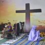Potret Pengungsi Banjir Kudus Shalat di Gereja