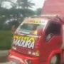 Viral Aksi Pria Bergelantungan di Atas Truk, Endingnya Tak Terduga