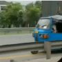 Viral Sopir Bajaj Nekat Lawan Arus di Jalan Tol, Pemobil: Sudah Gila Pak!