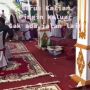 Jalan Dikepung Tenda Nikahan, Pria Nekat Terobos Pakai Celana Tak Terduga