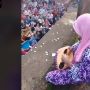 Viral Warga Bagi-bagi Uang dari Rumah Bertingkat, Warganet Ribut