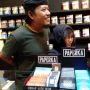 Dipopulerkan Vokalis PHB, Milenial Kini Tak Malu Linting Tembakau