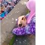 Viral Warga Bagikan Uang dari Loteng Rumah, Warganet: Gak Sopan