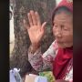 Tega! Nenek Penjual Piring Ditipu Pembeli, Dibayar Amplop Isi Segepok Koran