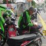 Driver Ojol Ini Tunggu Pesanan Sambil Baca Al Quran, Bikin Publik Terenyuh