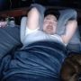 Cuma Tidur sambil Diganggu Penonton, Pria Ini Dibayar Sampai Rp200 Juta