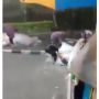 Viral Potret Haru Pedagang Perabot, Punguti Dagangan yang Terseret Banjir