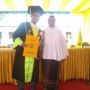 Bikin Haru! Ibu Ini Tanpa Alas Kaki saat hadiri Anaknya Wisuda