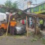 Jember Dilanda Angin Kencang, Kendaraan dan Warga Dilaporkan Terdampak