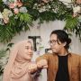 Ririe Fairus Nempel ke Bahu Ayus Sabyan, Warganet Girang: Adem Lihatnya, Nissa Sabyan Nggak Usah Ganggu Mereka Lagi!