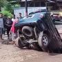 Potret Toyota Kijang 'Nyemplung' ke Jalan Bolong, Posisinya Bikin Prihatin