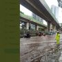 Jalan Kapten Tendean Banjir, Mobil dan Motor Lewat Tengah