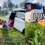 Bikin Terenyuh, Viral Pemilik Mobil Mewah Makan di Tempat Tak Terduga