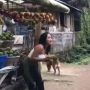 Pedagang Buah Berpakaian Seksi, Langsung Dibeli Usai Tawarkan Bonus Menarik