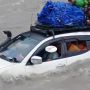 Gokil, Mitsubishi Triton 'Dipaksa' Jadi Perahu Bantu Warga Seberangi Sungai