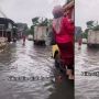 Bergelantungan di Truk Pakai Rok, Aksi Wanita Ini Bikin Salah Fokus