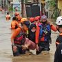 Banjir Rendam 40 Titik Palembang, Dua Lansia Sakit Tak Berdaya hingga Dievakuasi dari Rumah Terendam
