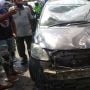 Detik-detik Mobil Sedan Terbalik usai Tabrak Pikap yang Parkir di Medan