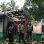 Cianjur Diterjang Hujan Angin, Pohon Tumbang Timpa Rumah Mak Iih