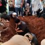 Antar Jenazah Ibunda ke Peristirahatan Terakhir, Fadli Turun ke Liang Lahat