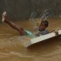 Banjir Jakarta Telan Jiwa 4 Bocah, Ini 4 Risiko Bagi Anak Bermain Banjir
