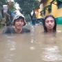 Sebut Banjir Setinggi Dada Orang Dewasa, Aksi Pria Ini Bikin Tepuk Jidat