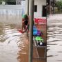 Viral Aksi Pria Nekat Berenang saat Banjir, Warganet: Berasa Atlet Komplek