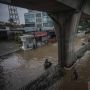 Petugas Dikerahkan Atasi Banjir di Jalan Benhil Raya Jakarta