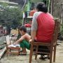Rumah Dikepung Banjir, Anak di Cipinang Melayu Belajar Online di Atap