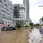 Diguyur Hujan Semalaman, Sejumlah Titik di Jakarta Lumpuh Terendam Banjir