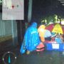 Satpol PP Kembangan Evakuasi Ortu dan Balita Terjebak Banjir