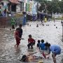 Saat Banjir di Serpong Jadi Wahana Bermain Anak-anak: Hiburan Gratis