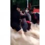 Menegangkan, Detik-detik Ibu Gendong Anaknya Lewati Derasnya Banjir Ciledug
